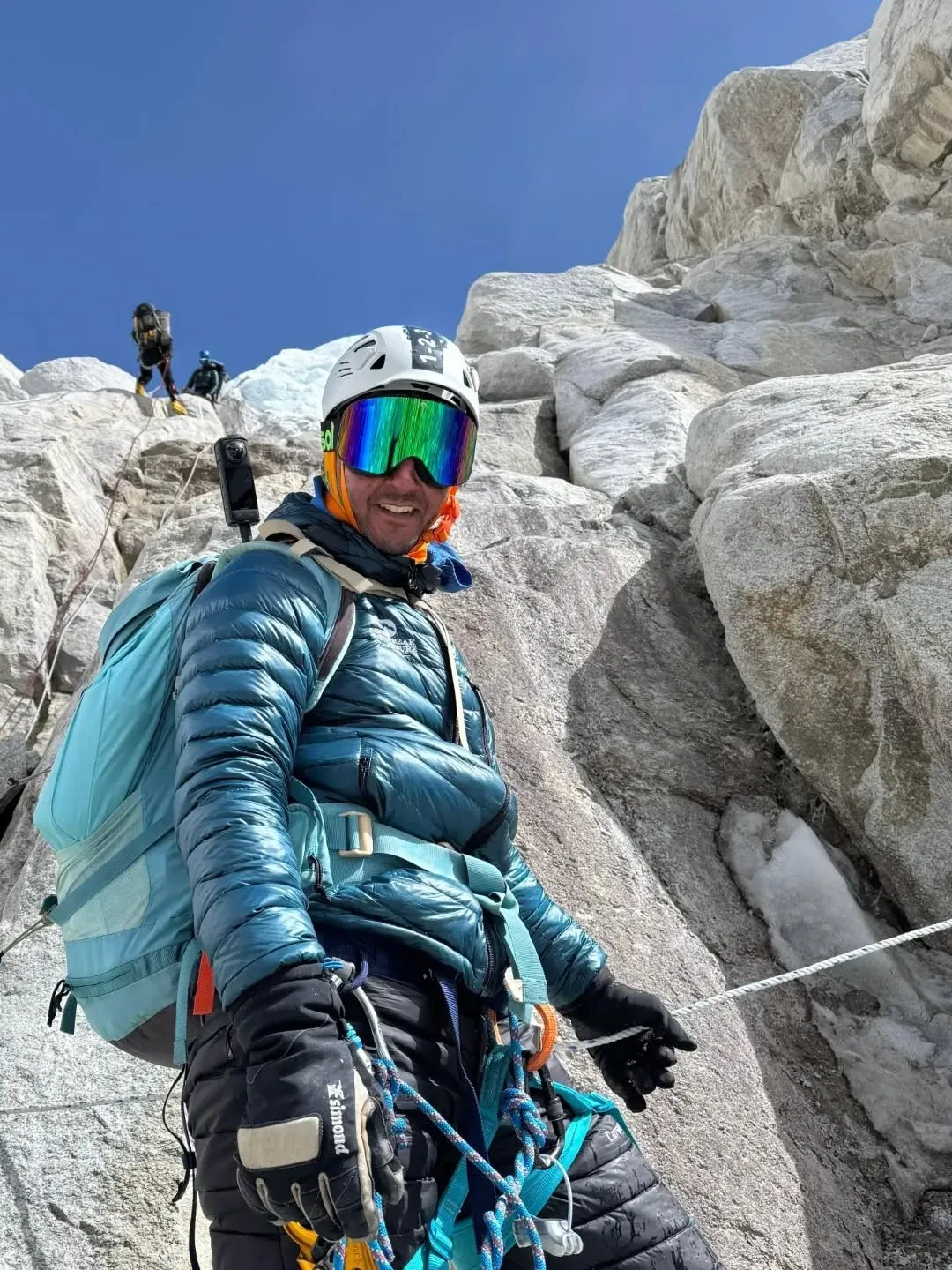 Ziad casqué, encordé dans la cascade de glace du Khumbu