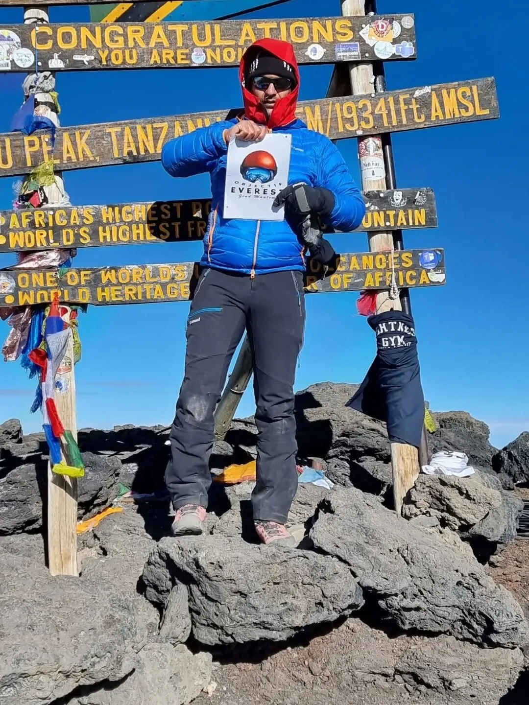 Ziad devant le panneau du sommet du Kilimandjaro, Uhuru Peak