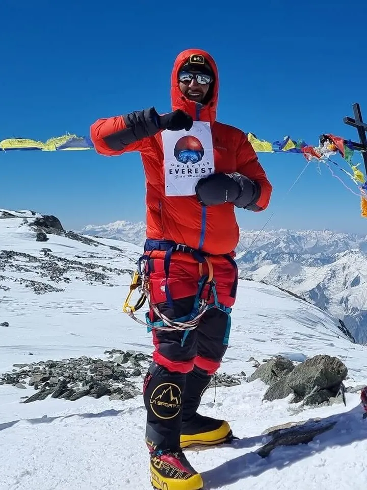 Ziad au sommet du pic Lénine, sous les drapeaux de prières