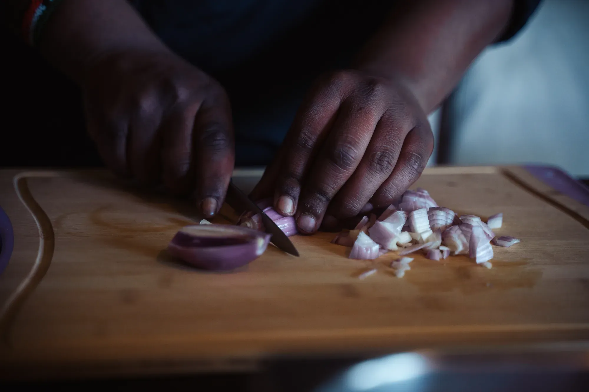 Découpe des légumes pendant l'atelier cuisine