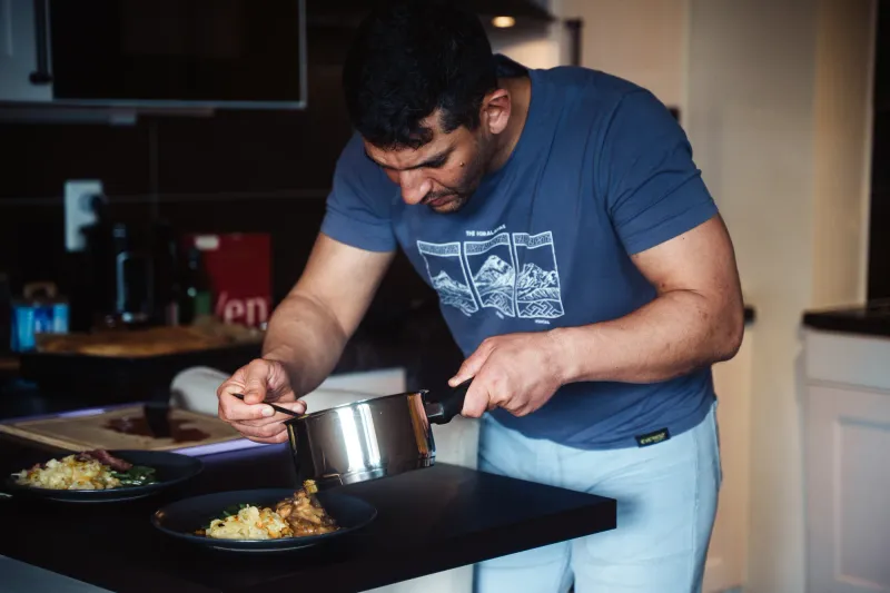 Accompagnement des jeunes pendant l'atelier cuisine