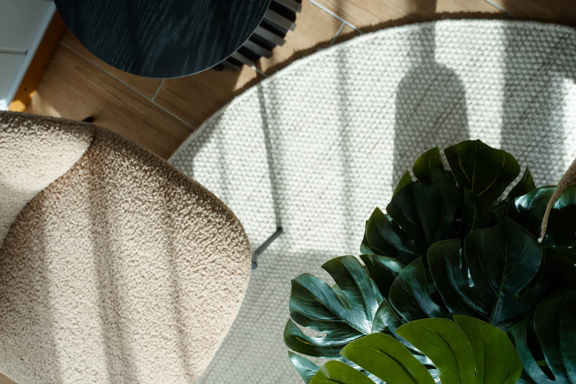 Matières et textures du salon — bouclé, laine et monstera