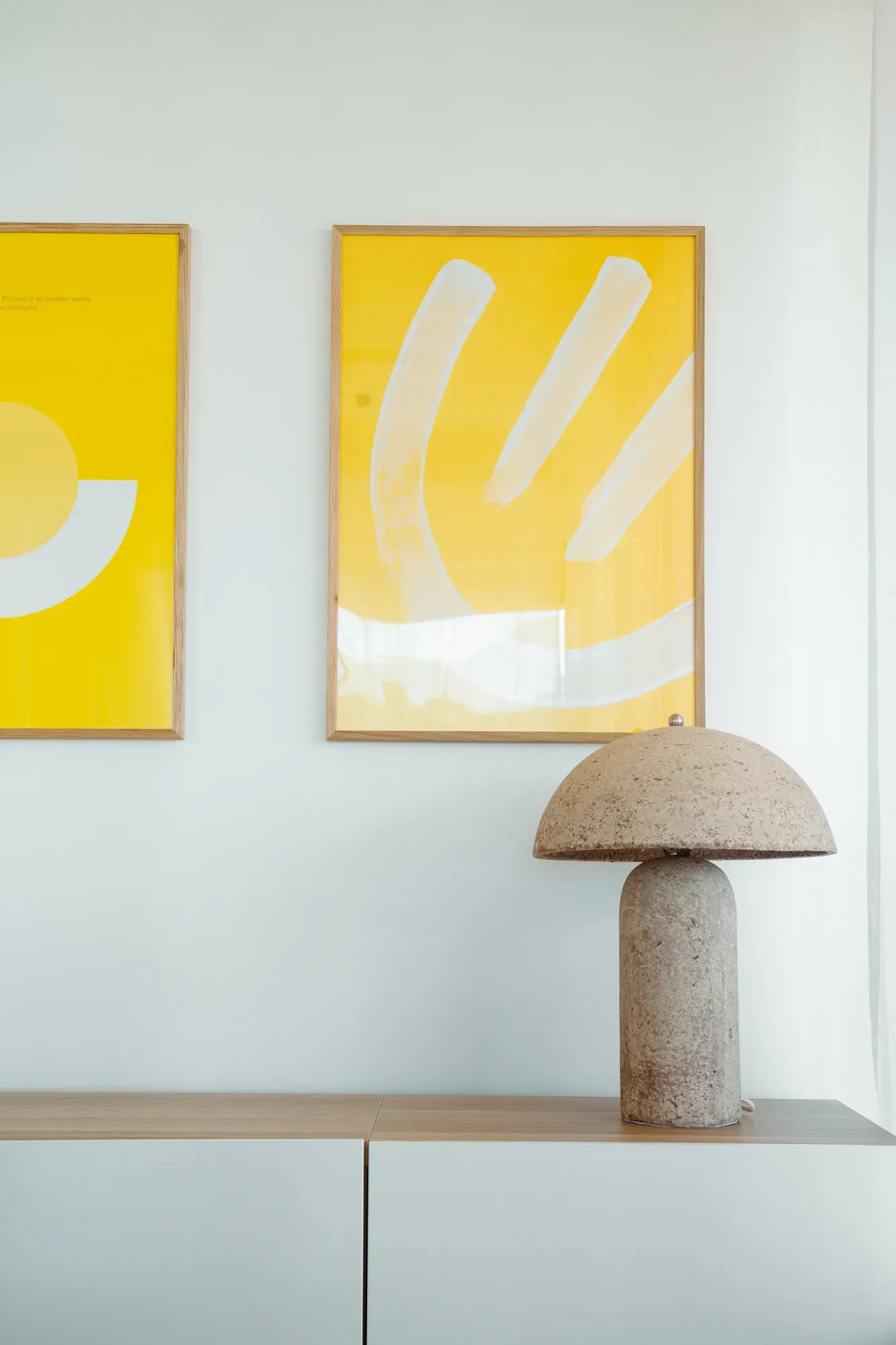 Décoration des locaux — affiches et lampe