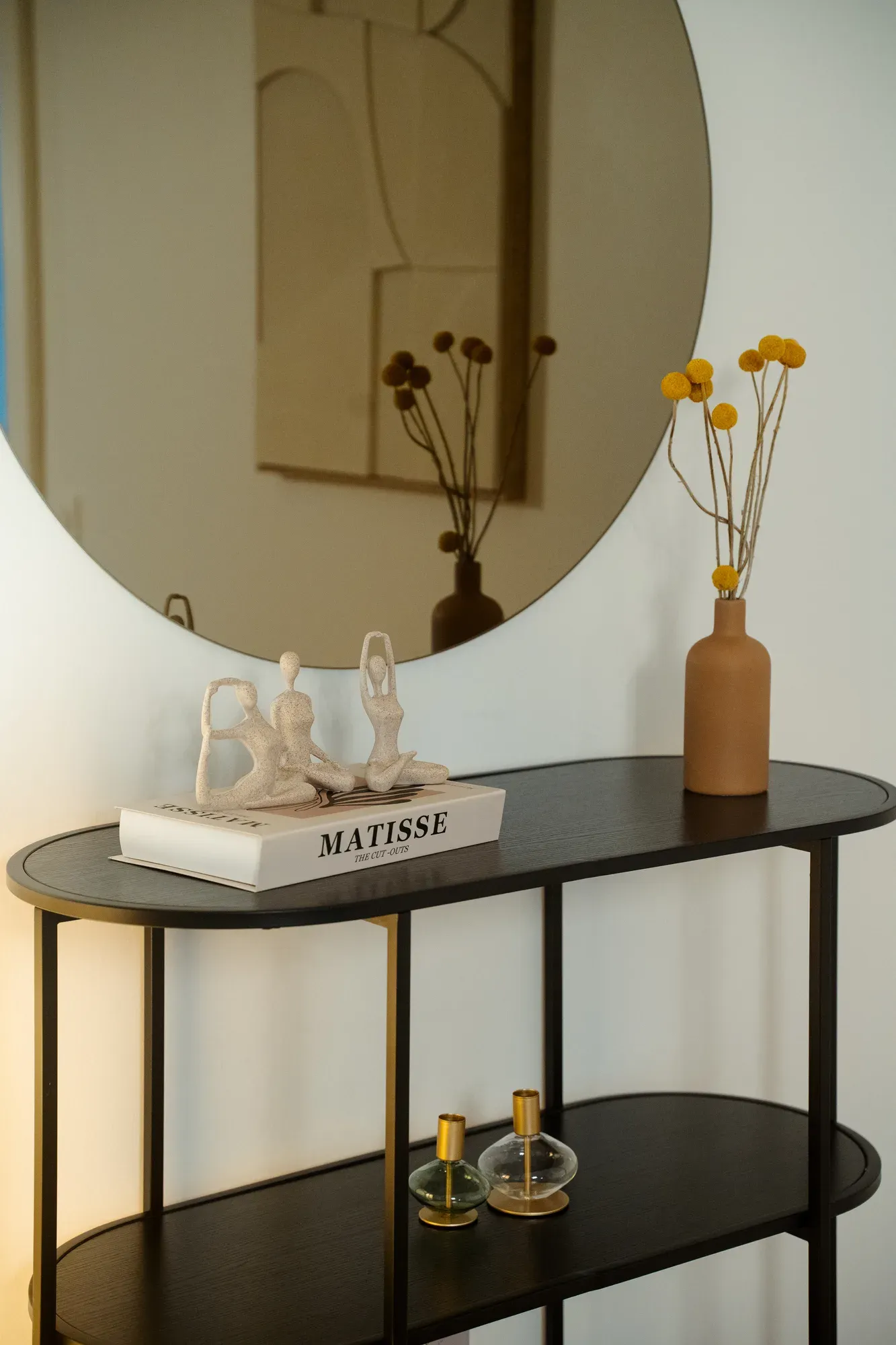 Détail de la console — livre Matisse et fleurs séchées