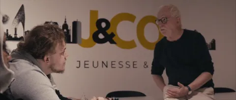 Un intervenant en discussion avec des jeunes dans nos locaux